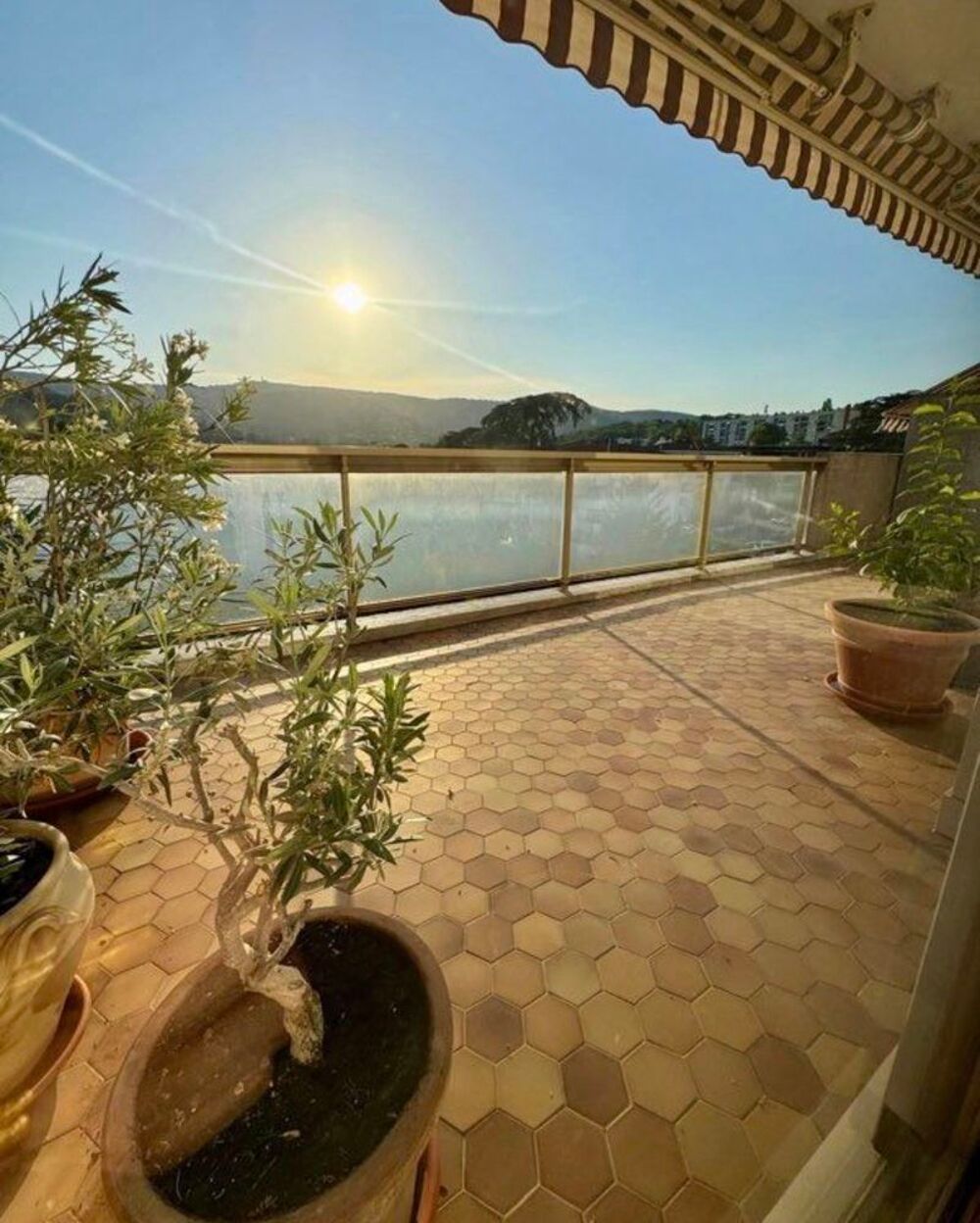 Vente Appartement Rare T5 converti en T4, 115m2 Carrez -136 m2 au sol. Dernier étage Vue Monts d'Or-climatisé-Terrasses-expo Est/Ouest-Cave-Garages-Buanderie-rangements Fontaines-sur-saône