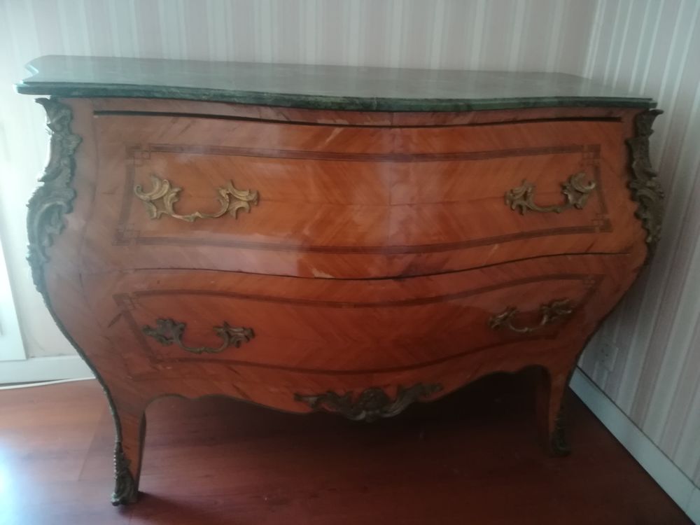 commode Louis XV marqueterie et bronzes, dessus marbre vert Meubles