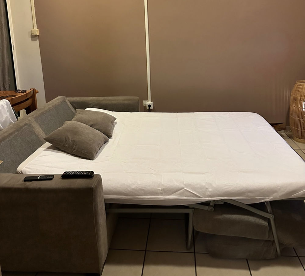 ? Annonce de ?
Canape + table + lampe design Meubles