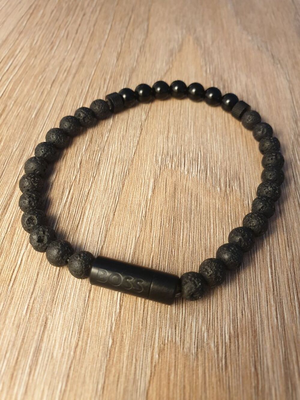 Bracelet Hugo Boss Noir. Pierre de lave. Bijoux et montres