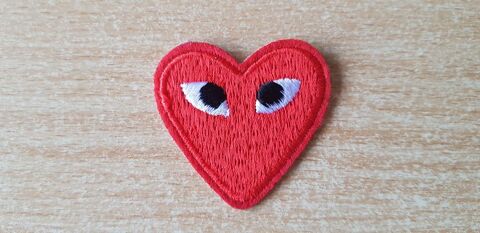 Ecusson brod� 
coeur rouge + yeux 
4x4 cm 
thermocollant 4 Carnon Plage (34)