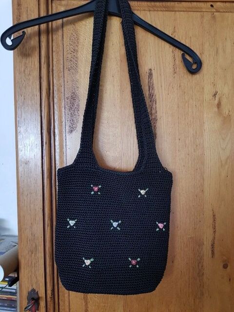 Sac noir fleuri neuf poches int�rieures mesure 29 cm sur 30 10 Viriat (01)