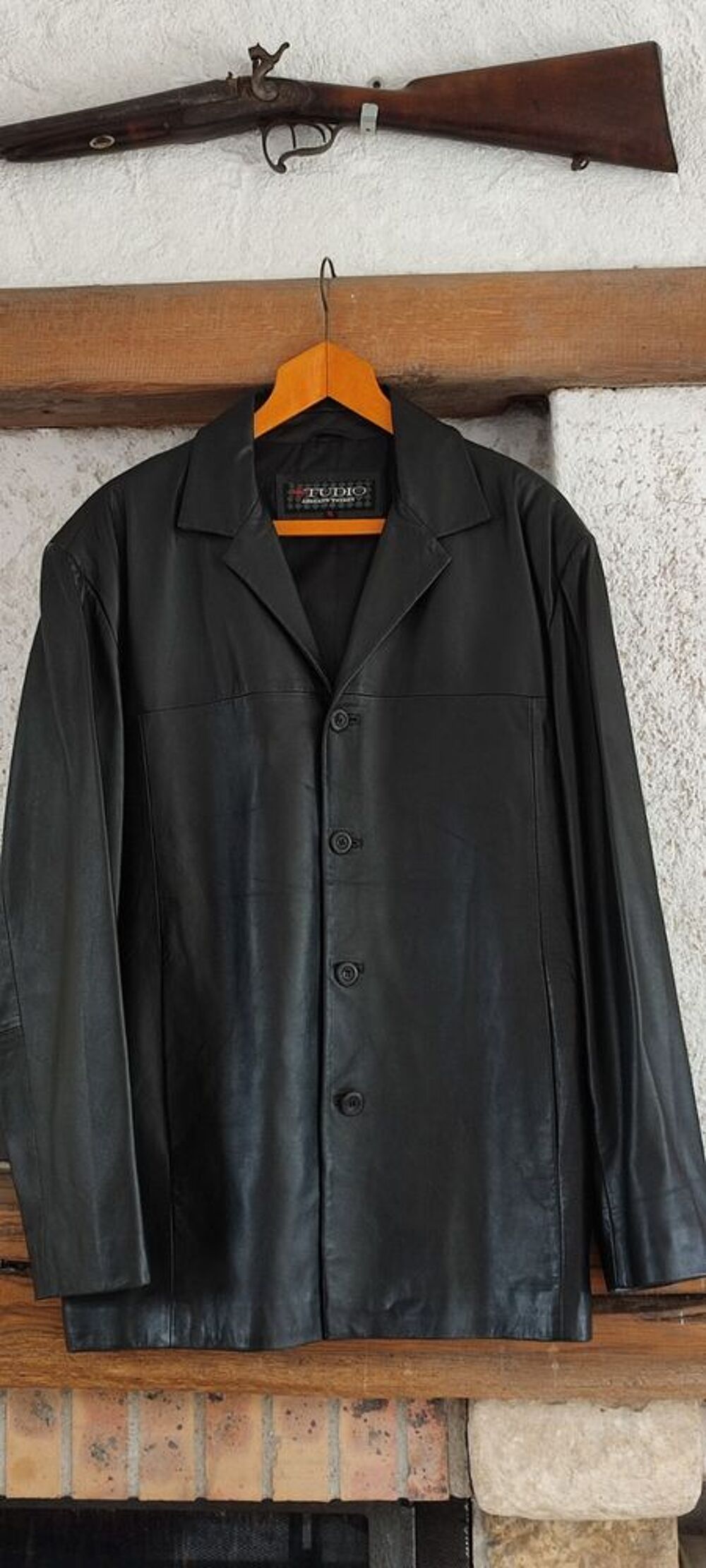 Belle veste en cuir pour homme. Vêtements