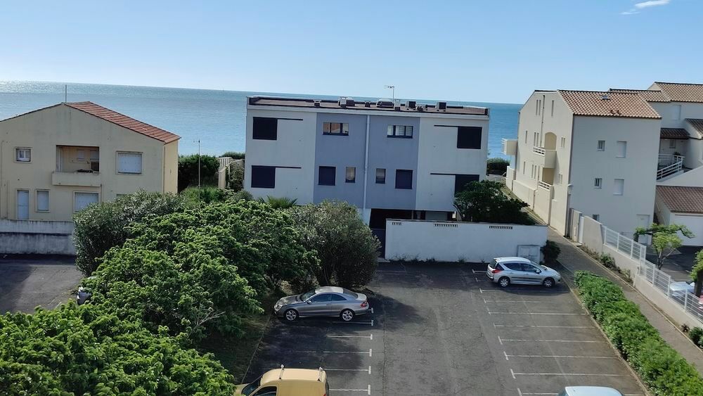 Vente Appartement LE CAP D'AGDE: LES FALAISES: VUE MER ! Situé dans une rue en impasse, 100m de la plage de la Grande Conque, Appartement de 2 pièces principale + mezzanine haute. Le cap d agde