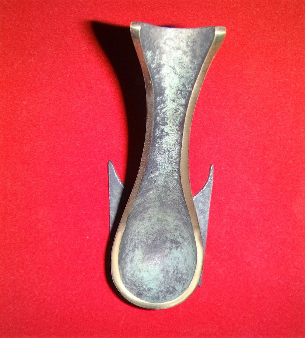 Repose pipe en bronze vieilli contour dor&eacute;
Décoration