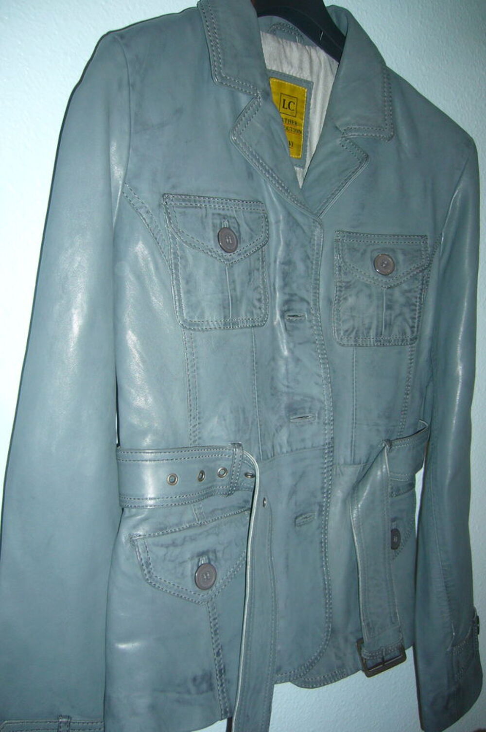 VESTE EN CUIR
Vêtements