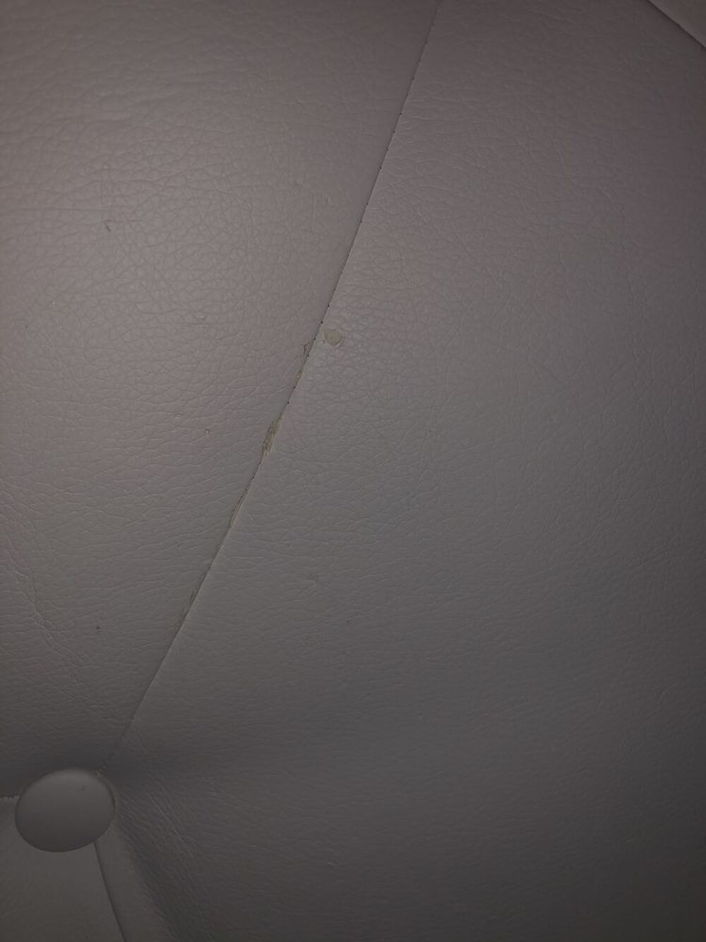 Lit simili cuir matelass&eacute; blanc Meubles