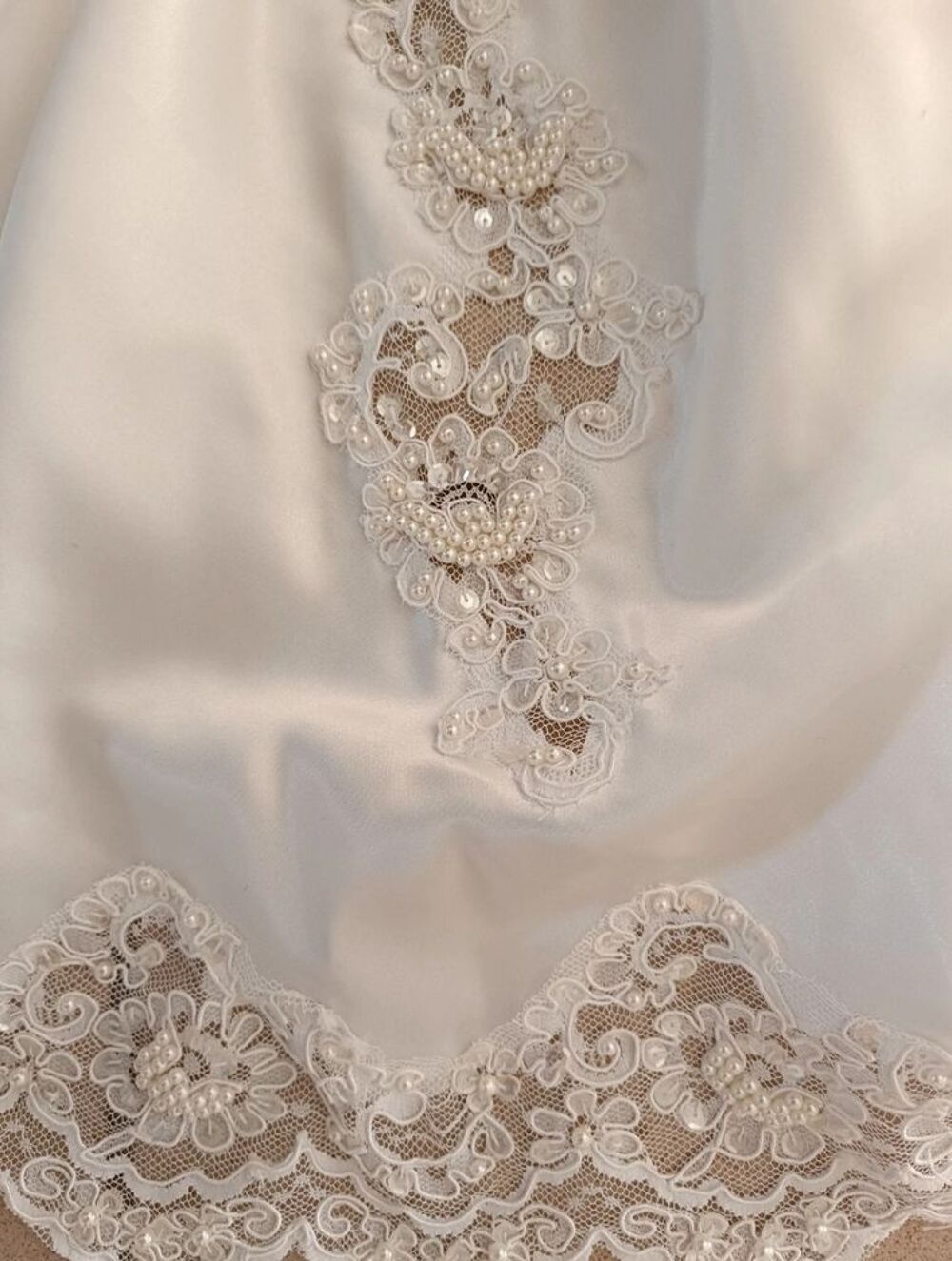 Robe de mari&eacute;e avec tra&icirc;ne, voile, gants et coussin alliance Vêtements