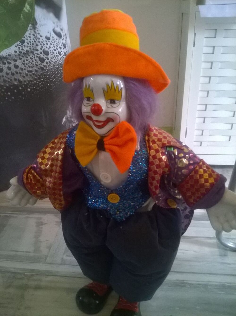 Statue de clown en porcelaine
