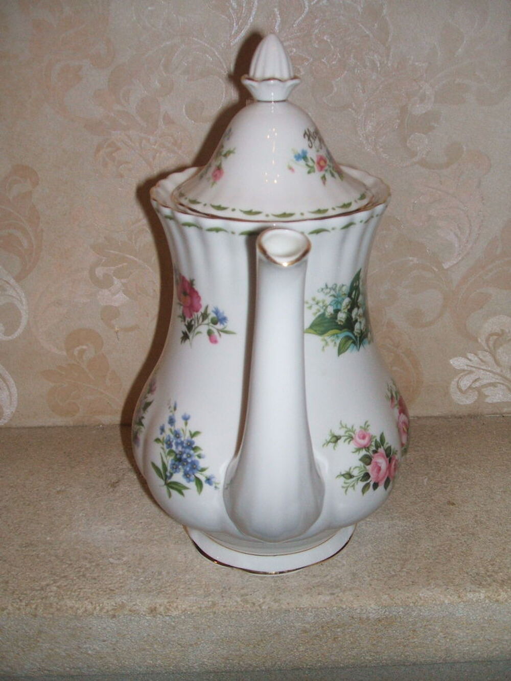 Cafeti&egrave;re en porcelaine Anglaise Royal Albert fleur des mois Décoration