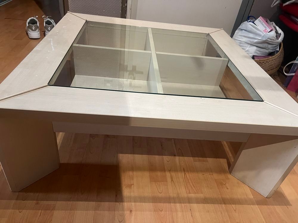 Table basse moderne avec vitrine int&eacute;gr&eacute;e. Meubles
