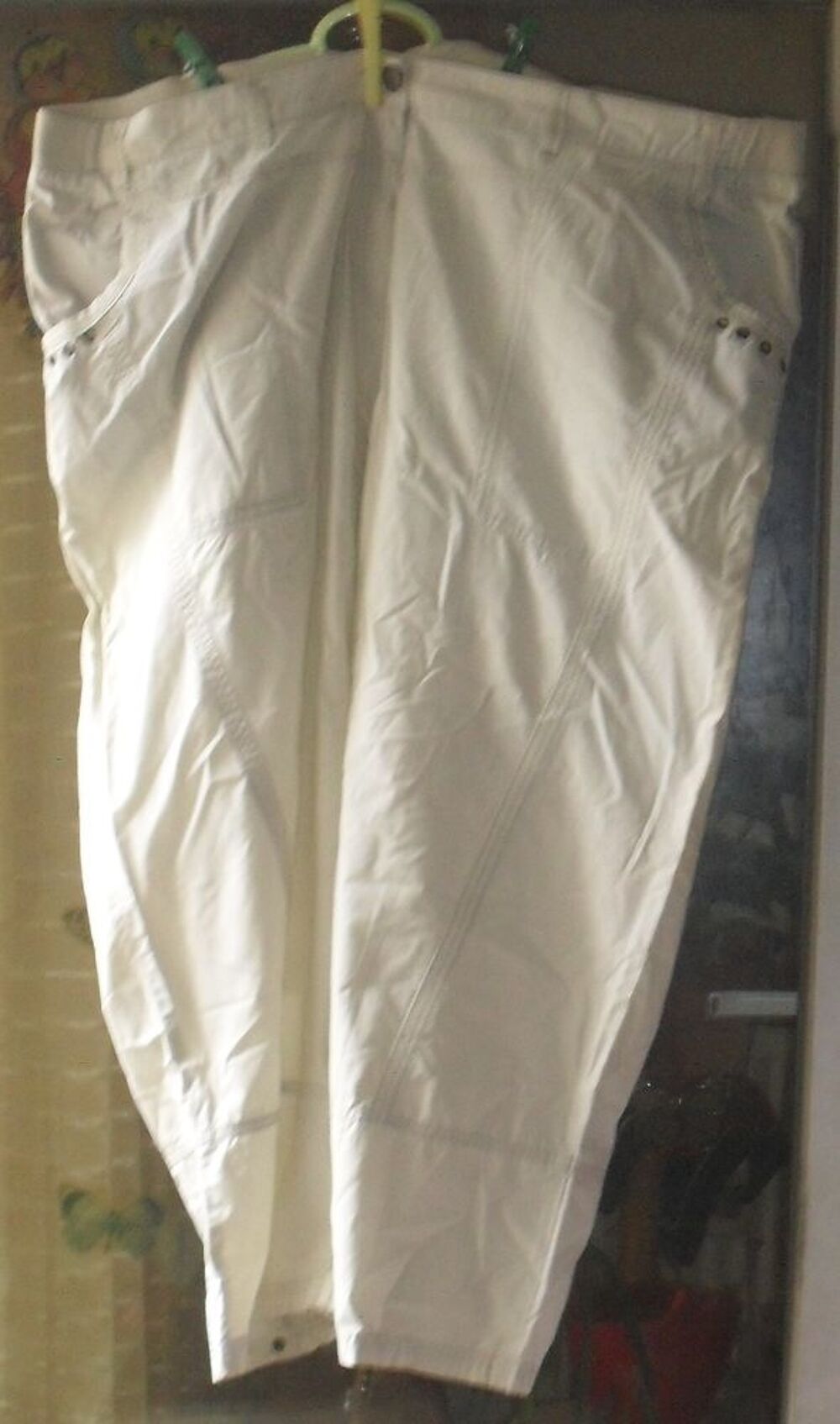 Pantalon pantacourt d'&eacute;t&eacute; blanc.
MSmode Vêtements
