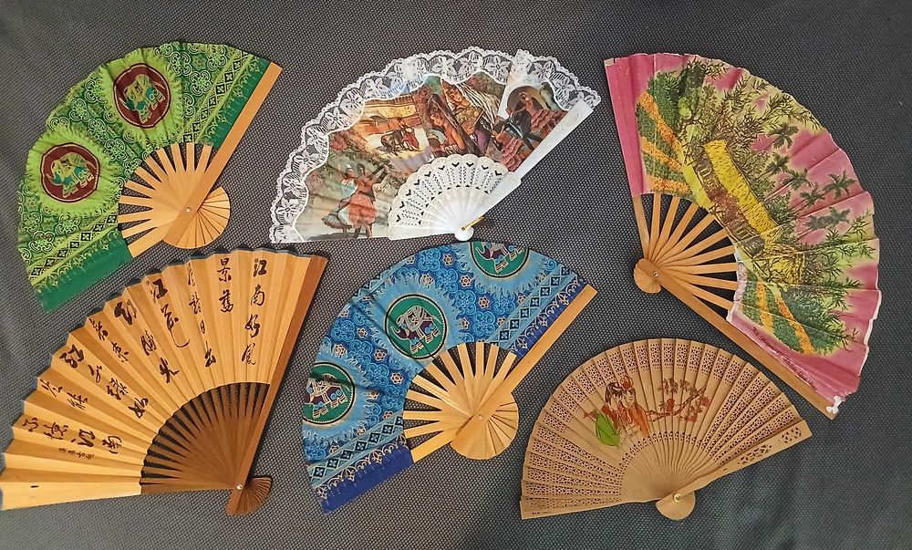 Lot de 15 &eacute;ventails. 