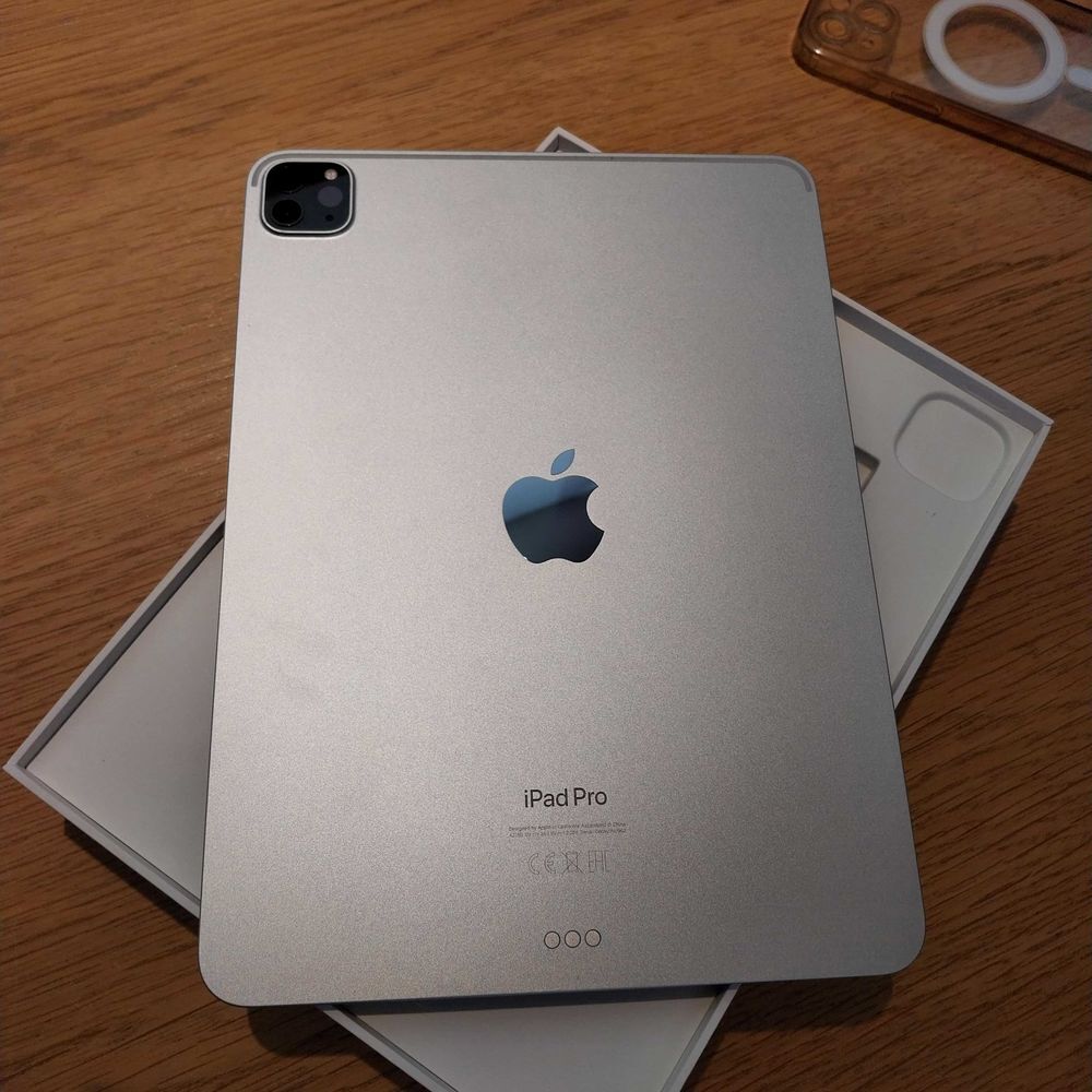Ipad Pro 11 Pouces 128 GB 4&egrave;me g&eacute;n&eacute;ration + stylet pencil Apple + coque, clavier et &eacute;tui Téléphones et tablettes