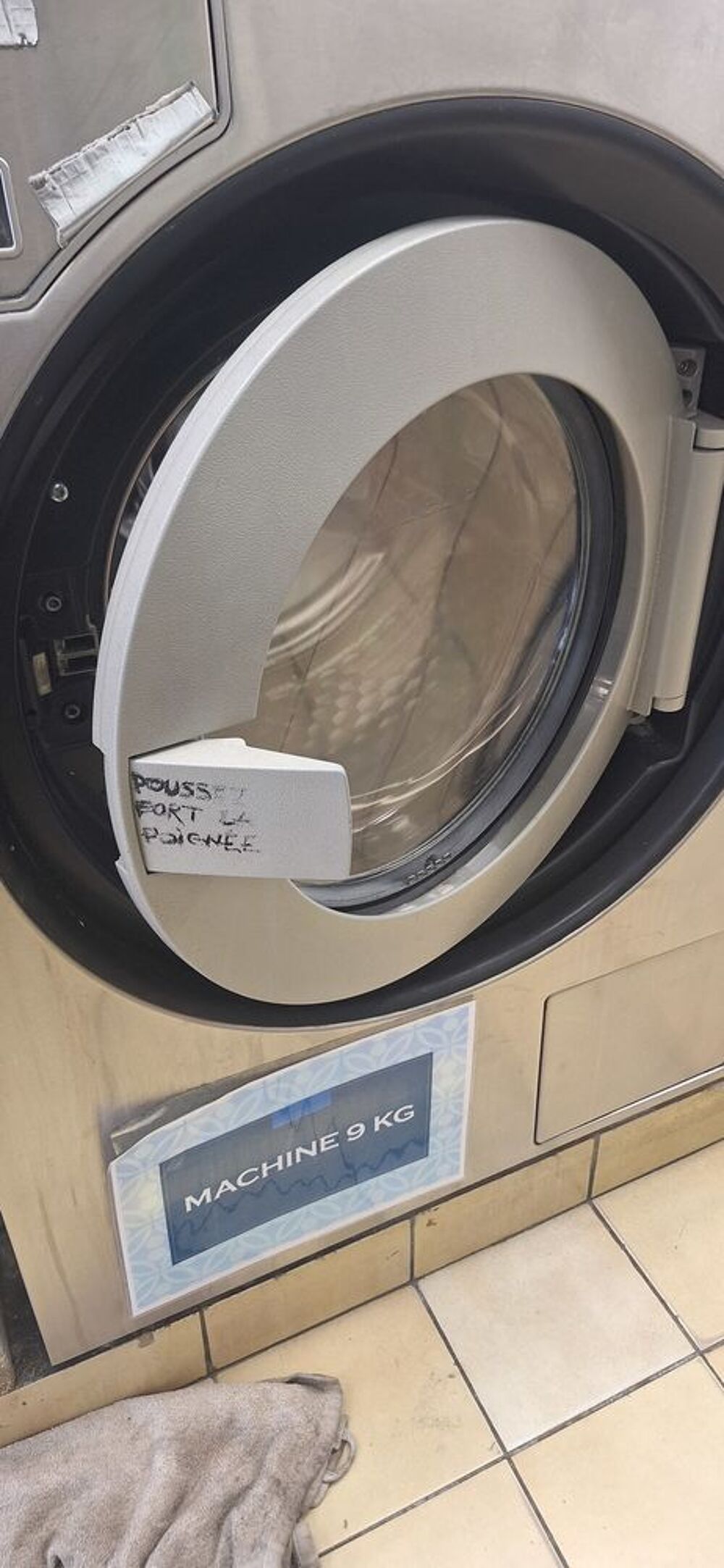   Cheche technicien pour réparer machine miele de 9k rue 6080  