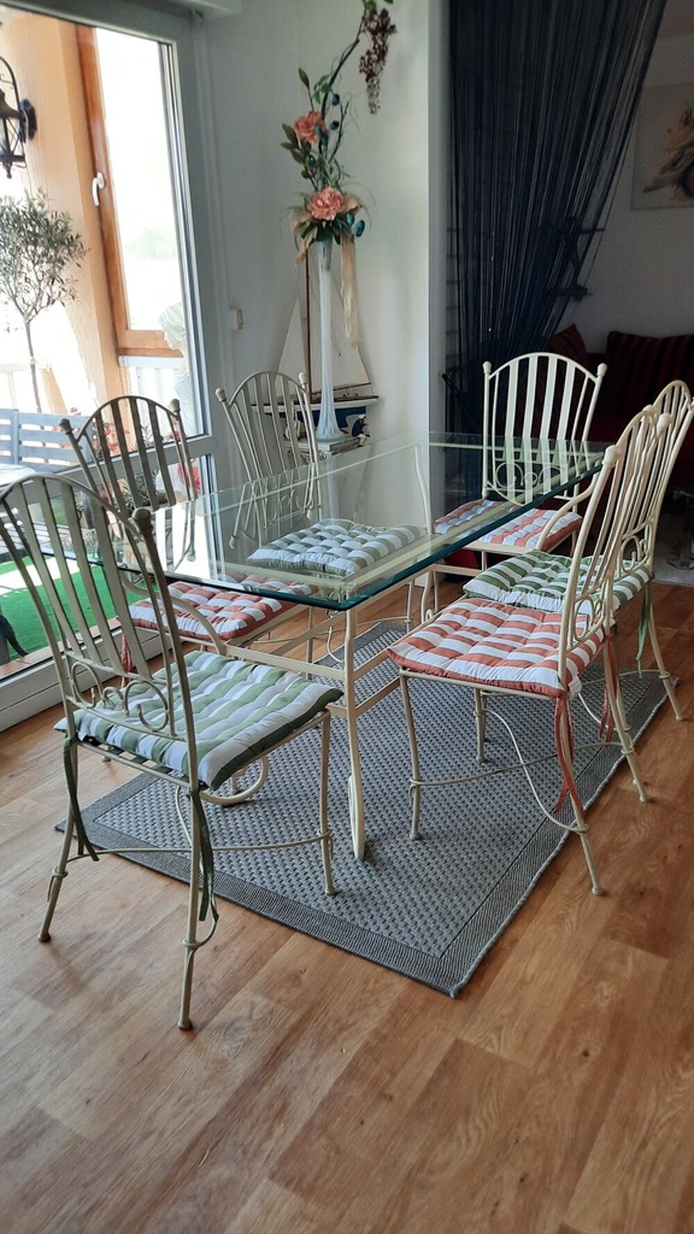 Salon de jardin, dessus en verre tremp&eacute; et 6 chaises Meubles