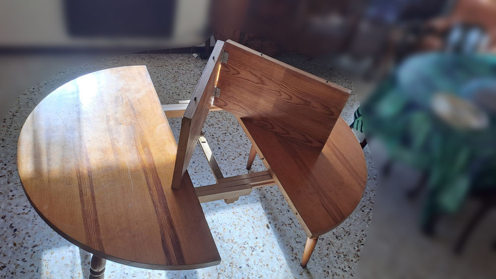 Table ronde et ovale avec rallonge, bois. Meubles