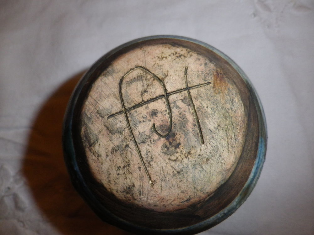 PETIT VASE EN GR&Egrave;S sign&eacute; Décoration
