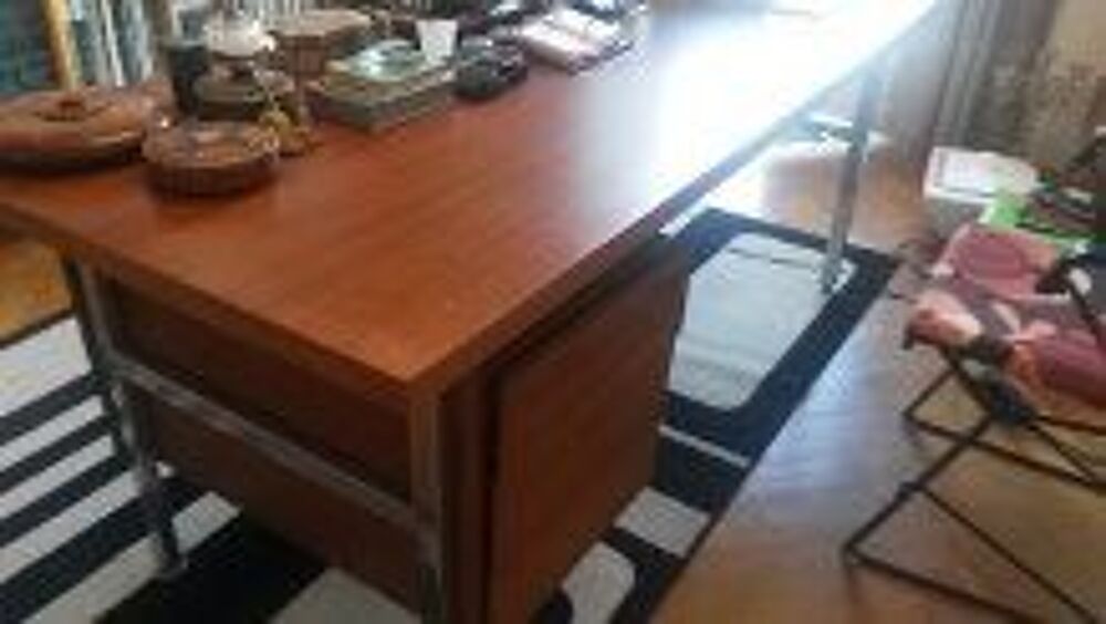 TRES BEAU BUREAU ANNEES 1950
FACILE A TRANSPORTER
Meubles
