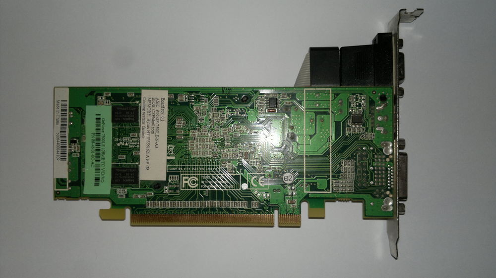 Carte graphique NVIDIA GeForce 7500 LE ? 128 Mo PCI-Express Matériel informatique