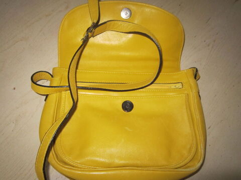 Un sac en cuir couleur jaune 8 Brignais (69)