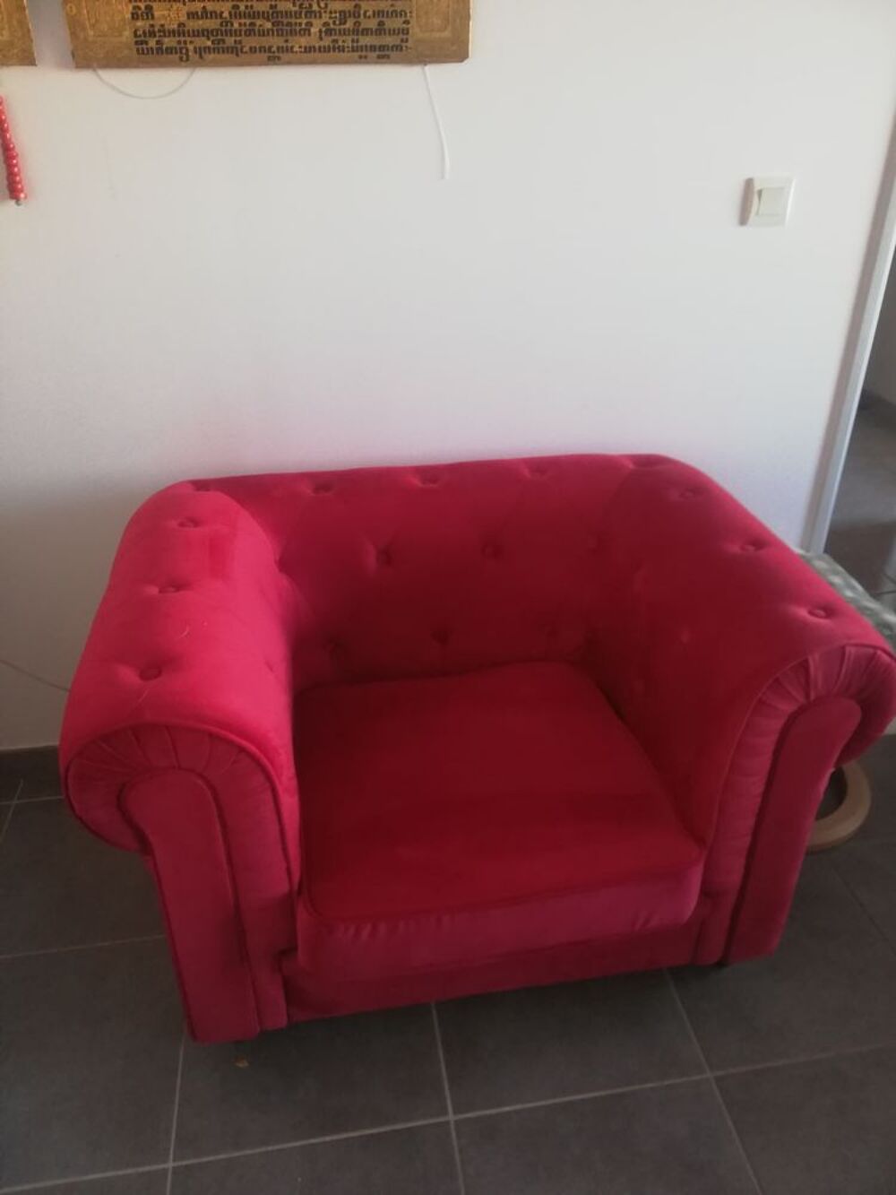 Fauteuil velours rouge dessus chesterfield
Meubles