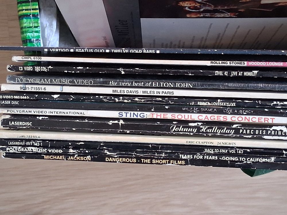 lecteur de laser disques vid&eacute;o et CD
avec 60 vid&eacute;o disques Audio et hifi