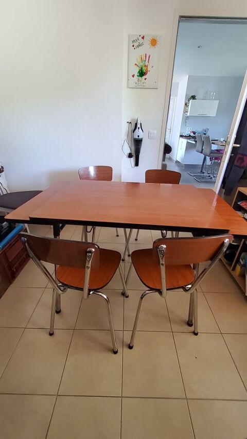 Table plus 4 chaises année 1970 formica 
Le Pizou (24)