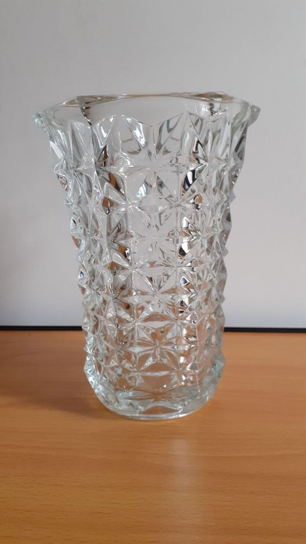 Vase en verre blanc cisel&eacute; Décoration