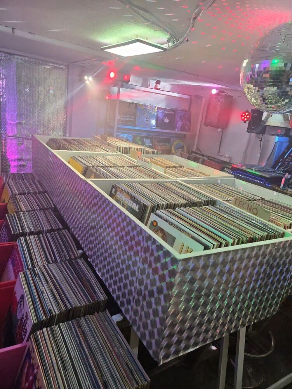 collection de disque vinyle en tout genre et format CD et vinyles