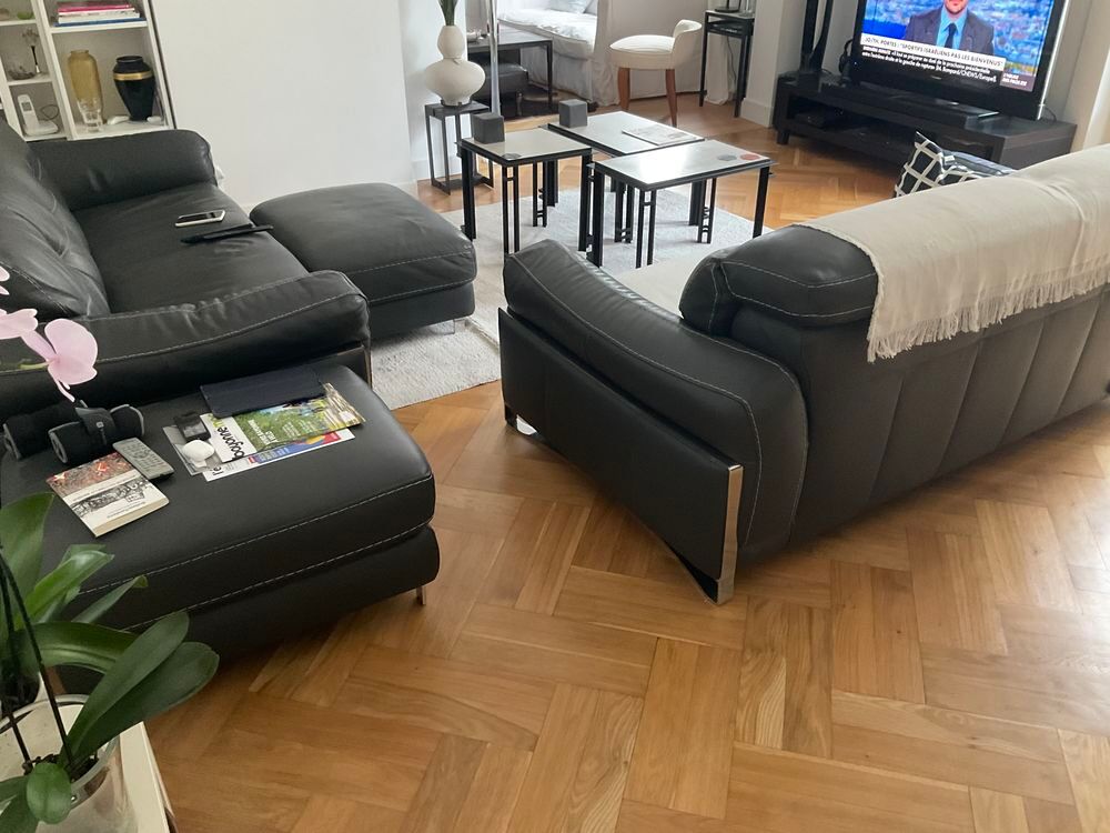2 canap&eacute;s cuir gris italien SATIS + 2 poufs coffre.peut Meubles
