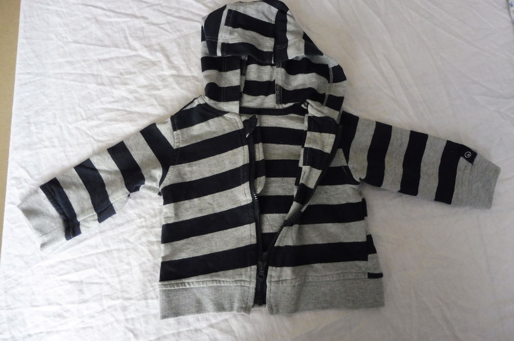 23 v&ecirc;tements en 6 mois Lot.2 Puériculture