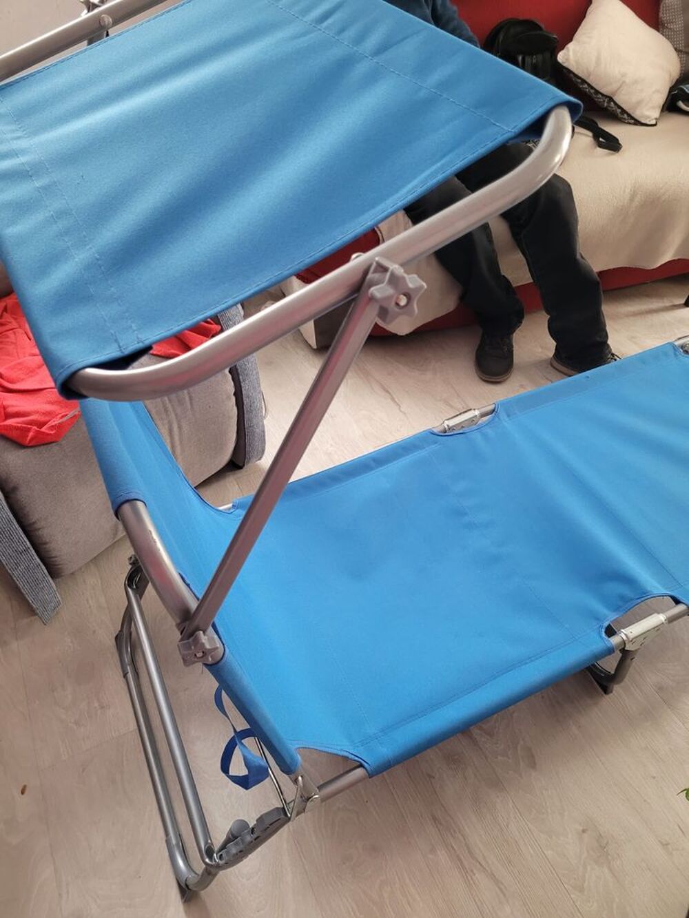 CHAISE LONGUE PLIANTE bleue avec prot&egrave;ge soleil Meubles