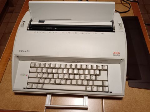 Machine  crire lectrique. 10 Maisnil-ls-Ruitz (62)