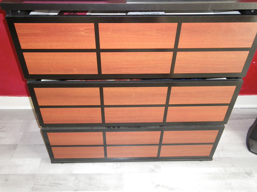 LOT DE 2 COMMANDES EN BOIS NOIR ET ACAJOU Meubles