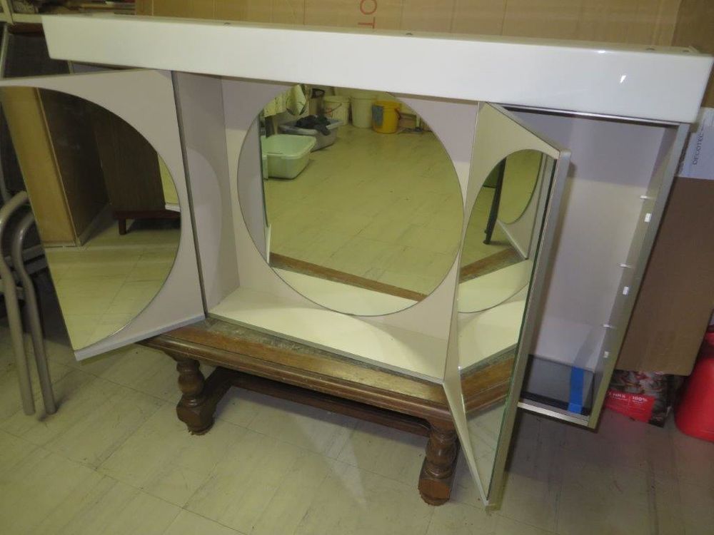 Grande armoire de toilette Sani Jura. Bricolage
