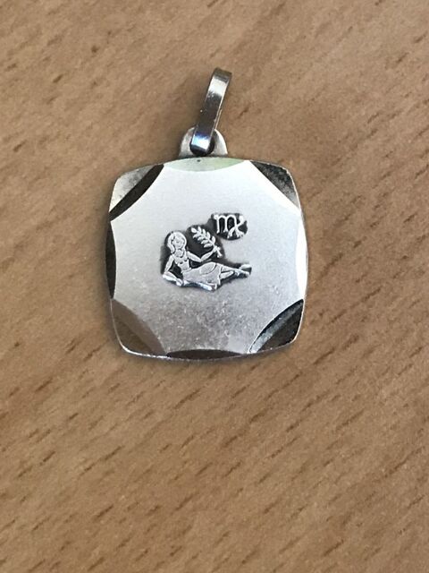 Mdaille pendentif Vierge plaqu argent carr 1.5 cm
Signe A 12 Saint-Prix (95)