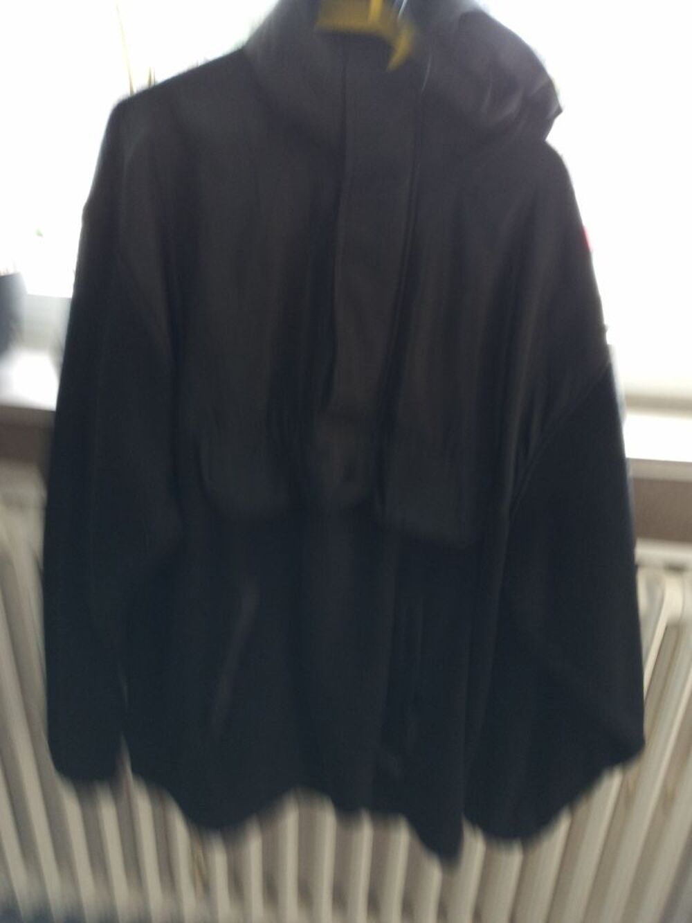 sweat blouson &agrave; capuche,une partie en polaire ,taille L 5€, Vêtements