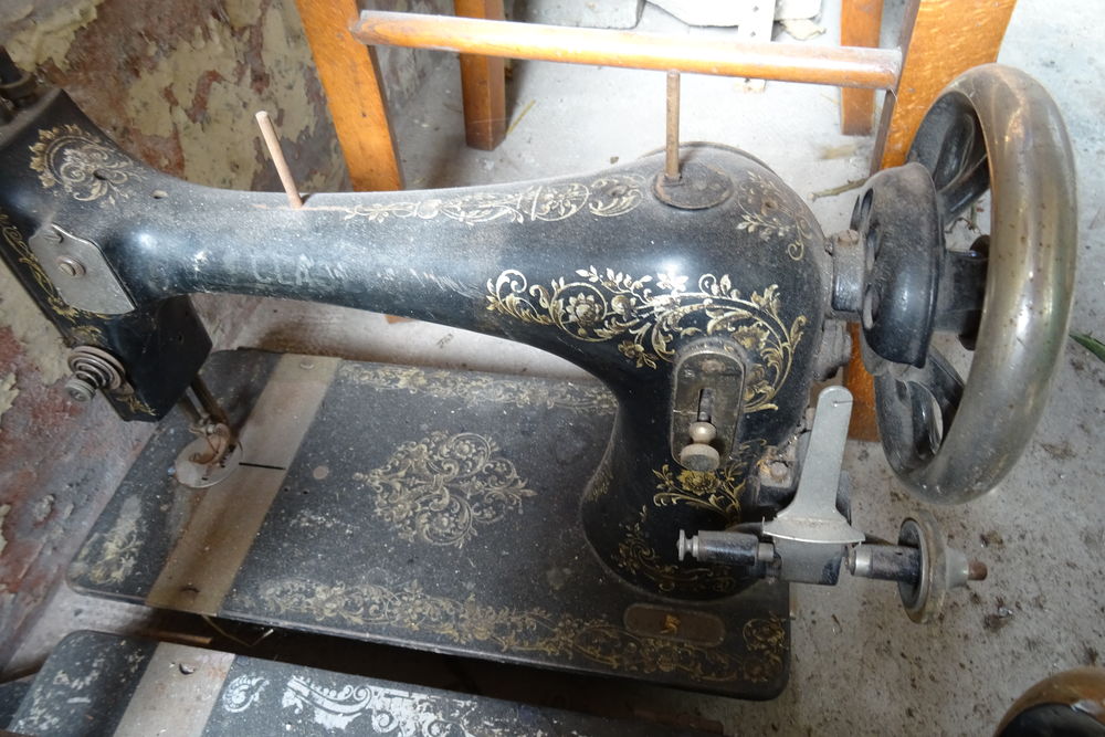 MACHINE A COUDRE COLLECTION Meubles