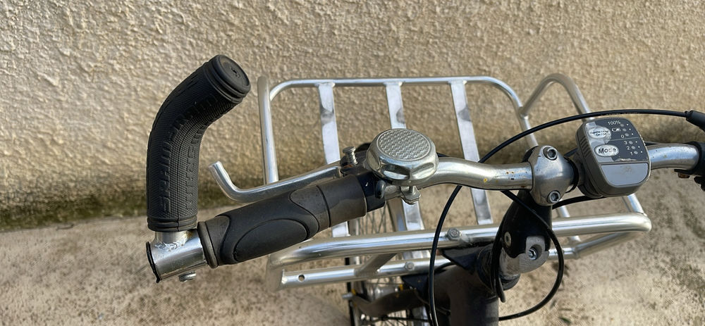 V&eacute;lo &eacute;lectrique vintage de la poste Vélos