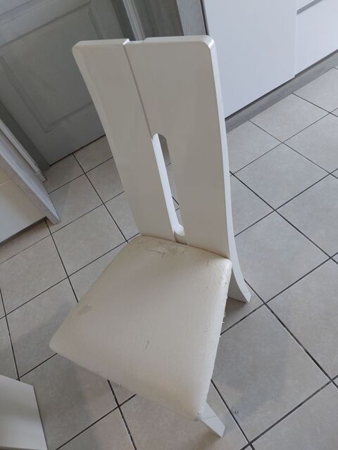 LOT DE 4 CHAISES  EN BOIS LAQUE BLANC . 150 La Trinit (97)
