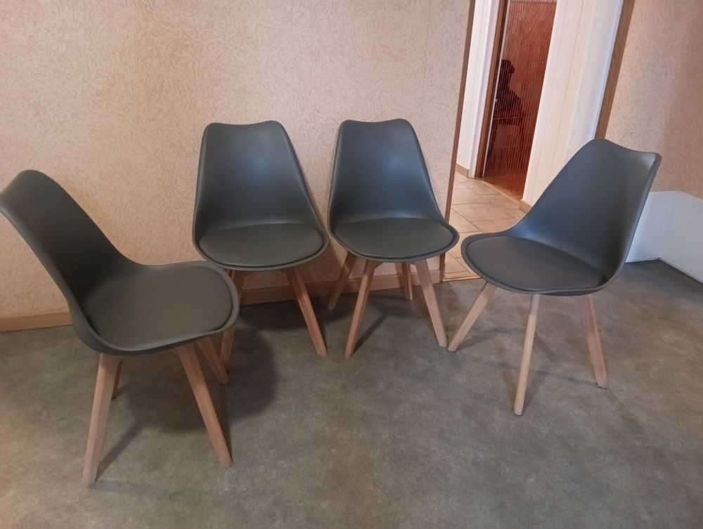 Chaise design plastique gris et bois Meubles
