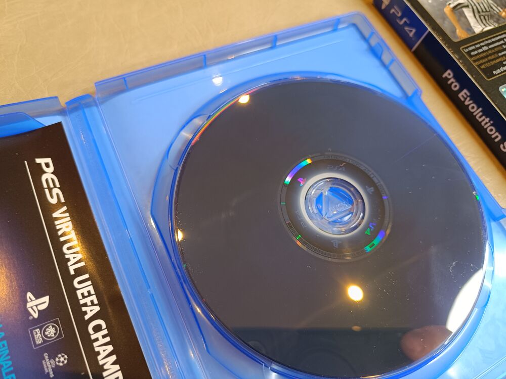 Jeux PS4 PES 2016 Day one Edition exclusive myclub content + Consoles et jeux vidos