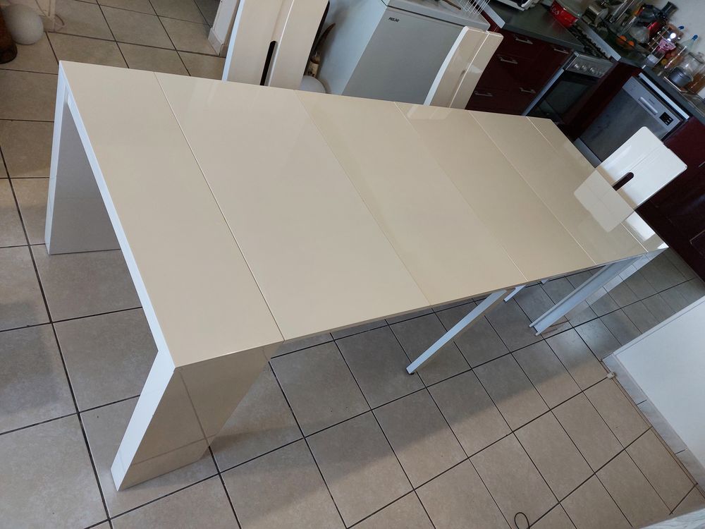 SUPERBE TABLE EN LAQUE BLANC AVEC 4 RALLONGES . Meubles