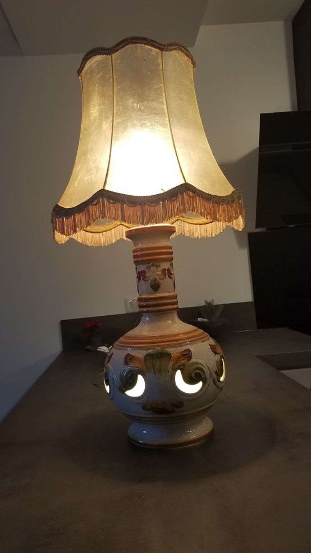 Lampe de salon &agrave; poser en fa&iuml;ence et abat jour en vessie de Décoration