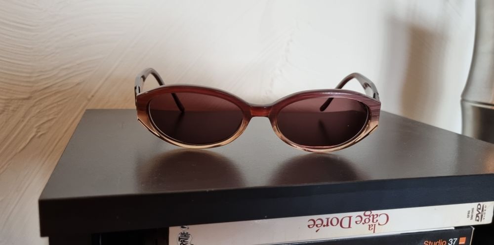 Lunettes de soleil Guess. mod&egrave;le original Bijoux et montres