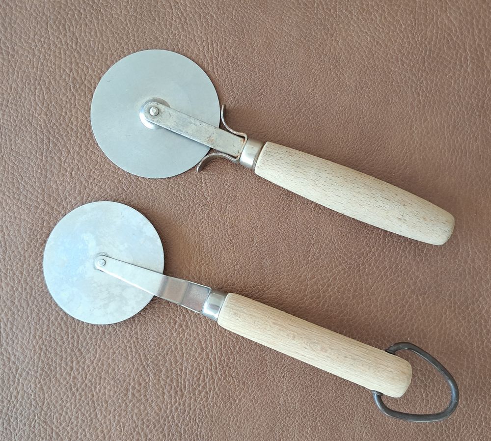 lot de 2 roulette &agrave; p&acirc;tes pizza en inox et manche en bois 
Cuisine