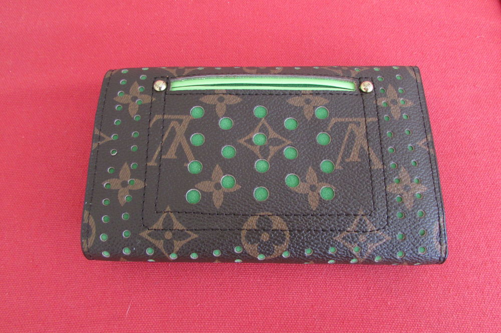 Porte feuille compact L.Vuitton,monogramm&eacute; perfor&eacute;
Maroquinerie