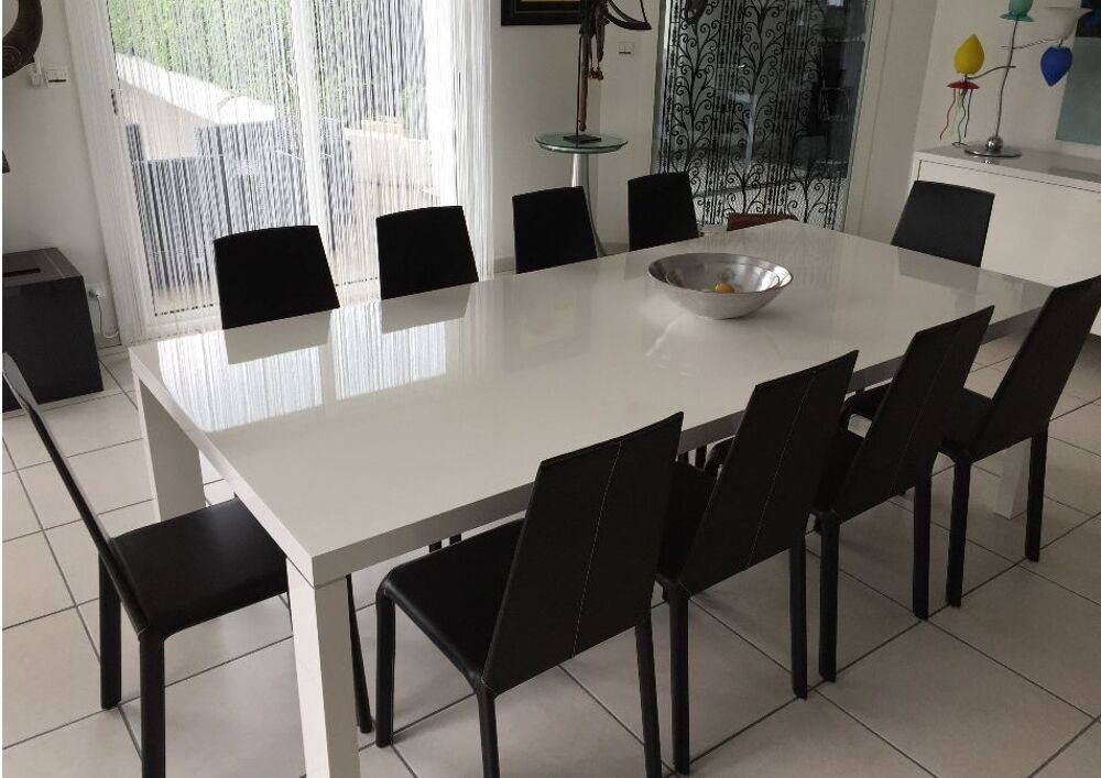 Une table de repas blanche laqu&eacute;e et 10 chaises en cuir Meubles