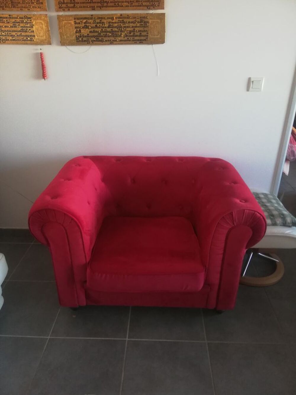 Fauteuil velours rouge dessus chesterfield
Meubles